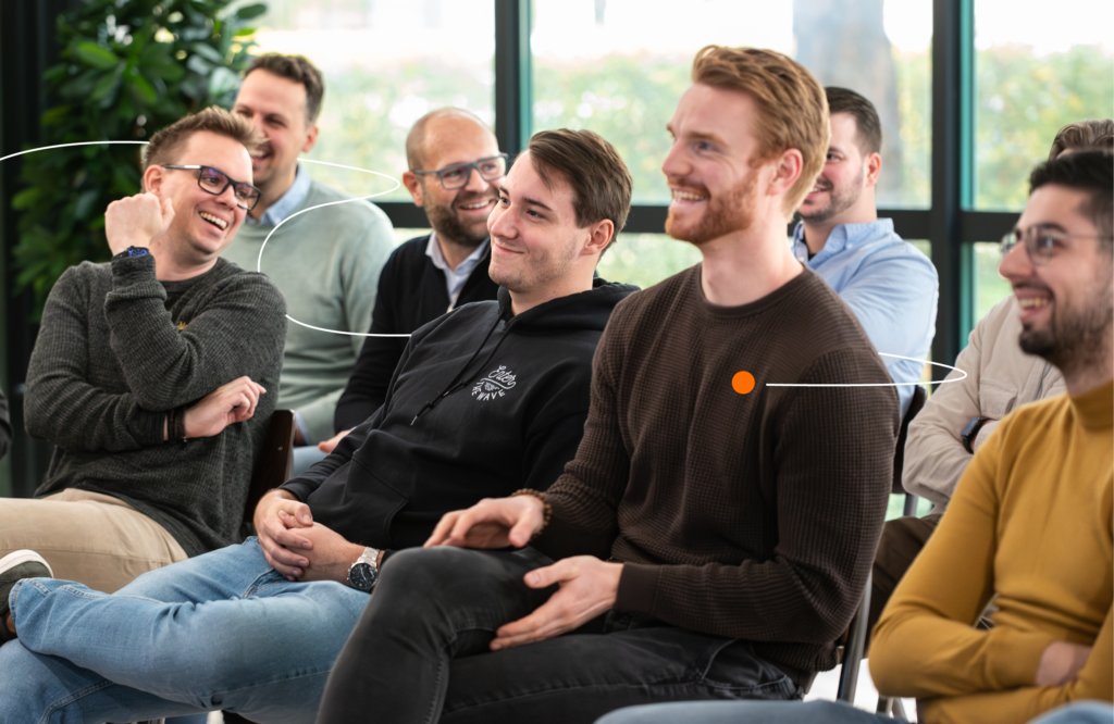 Lachende mensen tijdens een meeting. Je ziet hier Jari, Max, Richard, Mark en Menno
